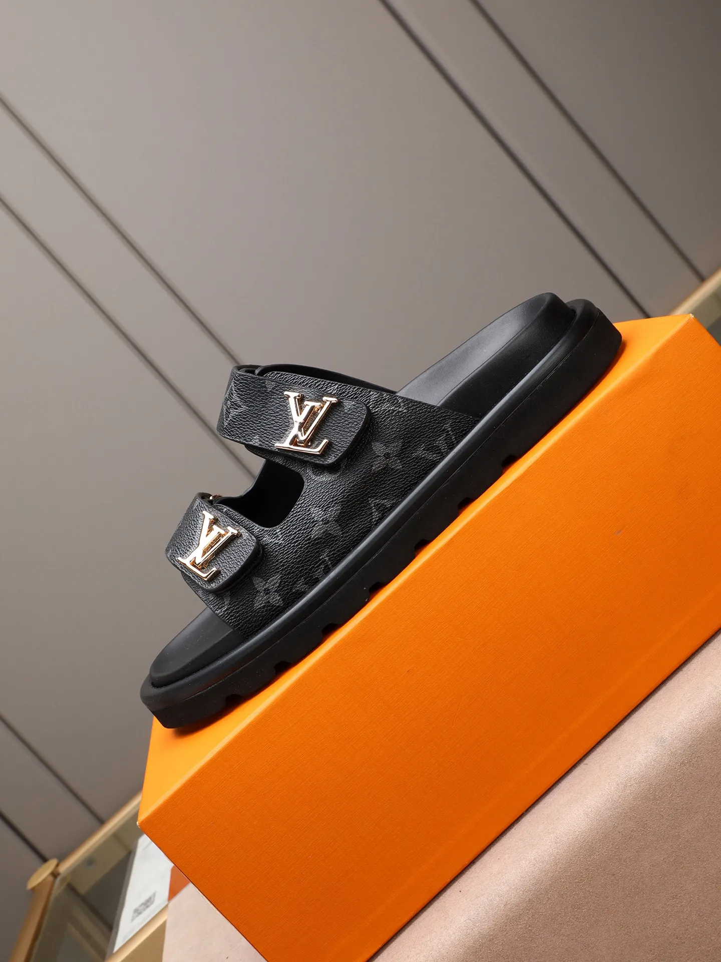 PP360 [LOUIS VUITTON] Louis Vuitton, LV printing, men's and women's slippers are on the market. The drawer box packaging comes with a cloth bag and a card. The upper pattern looks very soft and waxy, and it is a super versatile leg slimming tool. Fabric: imported denim/canvas/old fabric, LV hardware LOGO, official website pattern printing, comfortable to wear, feet: high-elastic PU water table. Sole: foam sole, heel height: about 5cm. Code number: 35-46, 35, 45, 46 are custom-made and non-returnable. Color: multiple colors and styles available.